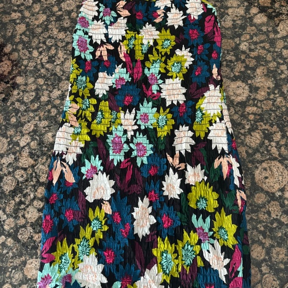 Guess Halter Dress Floral Shirred lettuce hem - Picture 3 of 3